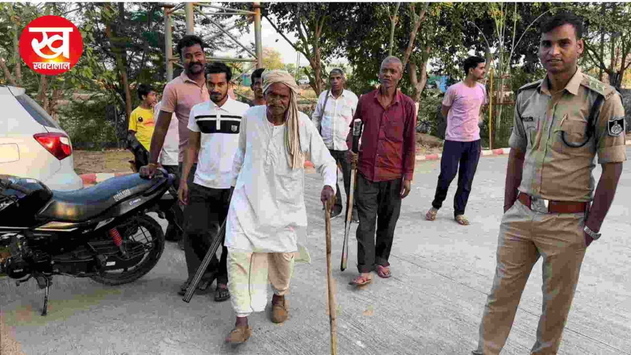 एक हाथ मे बंदूक और एक हाथ मे लाठी लेकर थाना पहुँच गए बालकृष्ण गुर्जर जानिए पूरा मामला