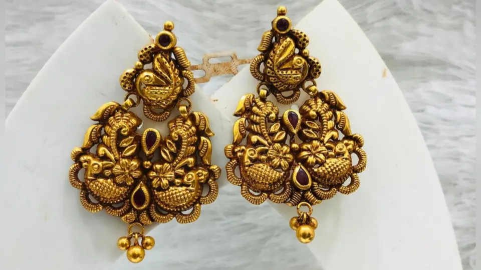 Gold jhumka design : सोने की झुमकी करें स्टाइल सावन 2024 बन जाएगा स्पेशल