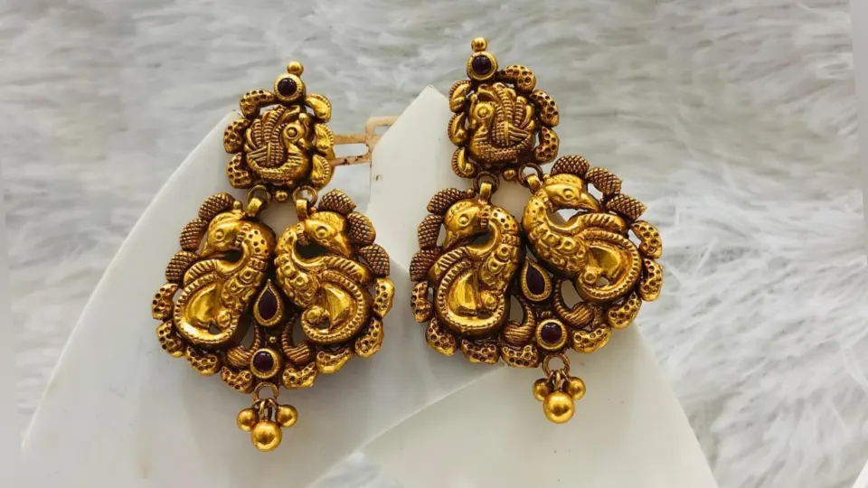 Gold jhumka design : सोने की झुमकी करें स्टाइल सावन 2024 बन जाएगा स्पेशल