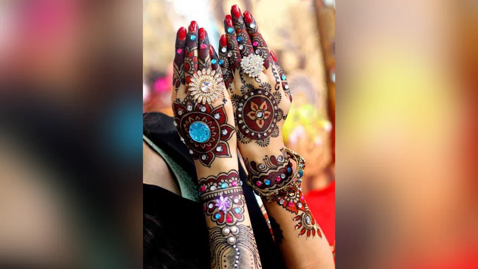 Latest Mehndi Design : सखी सहेली के साथ सजाये सावन स्पेशल मेहँदी डिजाईन