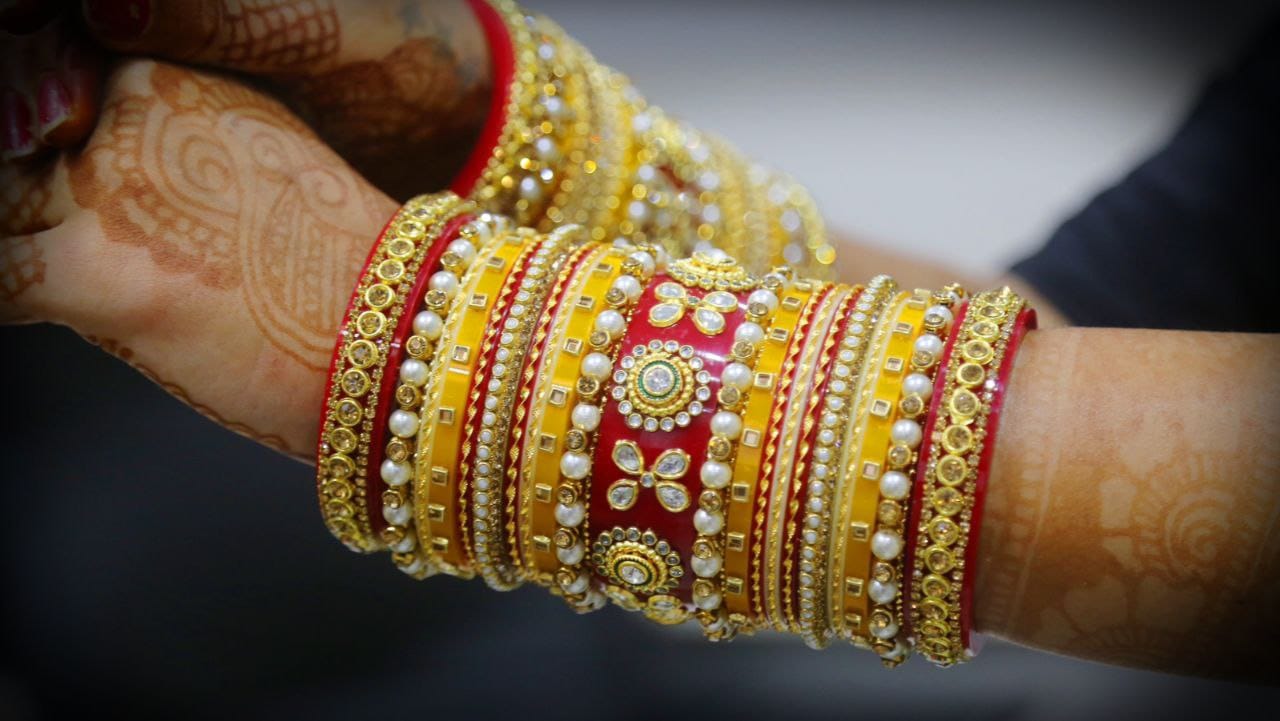 Karwa Chauth में रॉयल लुक पाने ट्राई करिए ये 3 Rajasthani Bangles Set