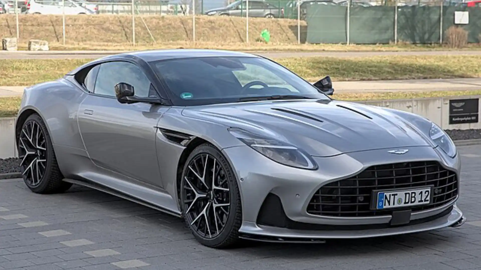 Aston Martin DB12: इस स्पोर्ट्स कार को देख BMW की खटिया खड़ी हो गई जाने कीमत और ब्रांडेड फीचर्स