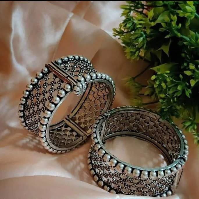 oxidised bangles : ऑक्सिडाइज्ड बंगले से वेस्टर्न लुक पाकर बन जाएंगे ब्यूटी क्वीन