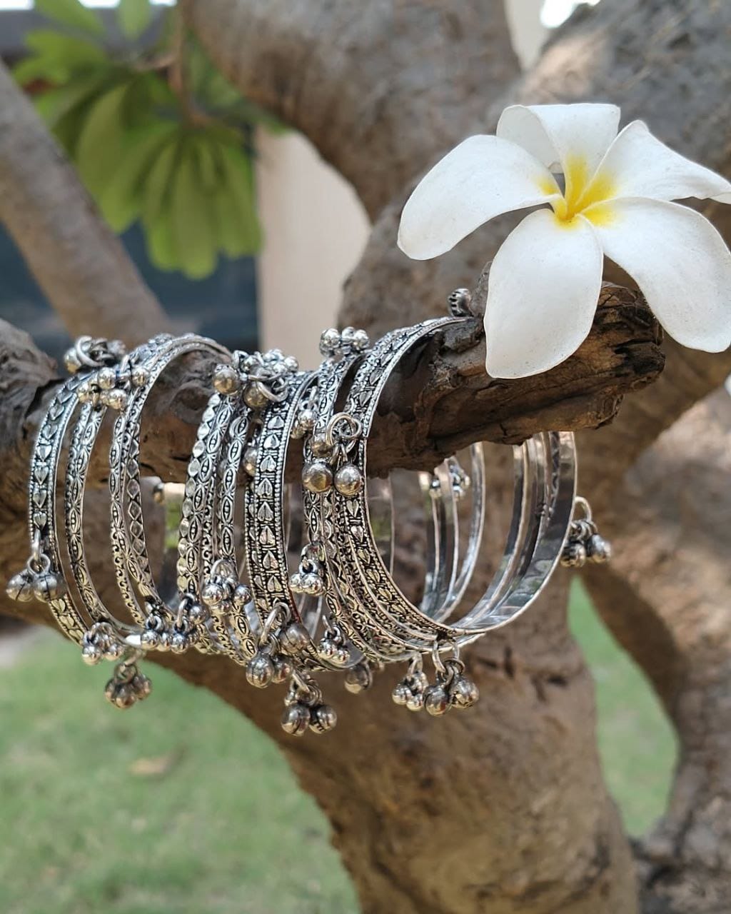 oxidised bangles : ऑक्सिडाइज्ड बंगले से वेस्टर्न लुक पाकर बन जाएंगे ब्यूटी क्वीन