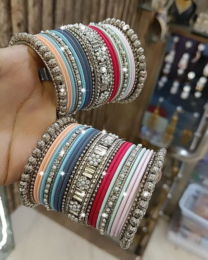 oxidised bangles : ऑक्सिडाइज्ड बंगले से वेस्टर्न लुक पाकर बन जाएंगे ब्यूटी क्वीन