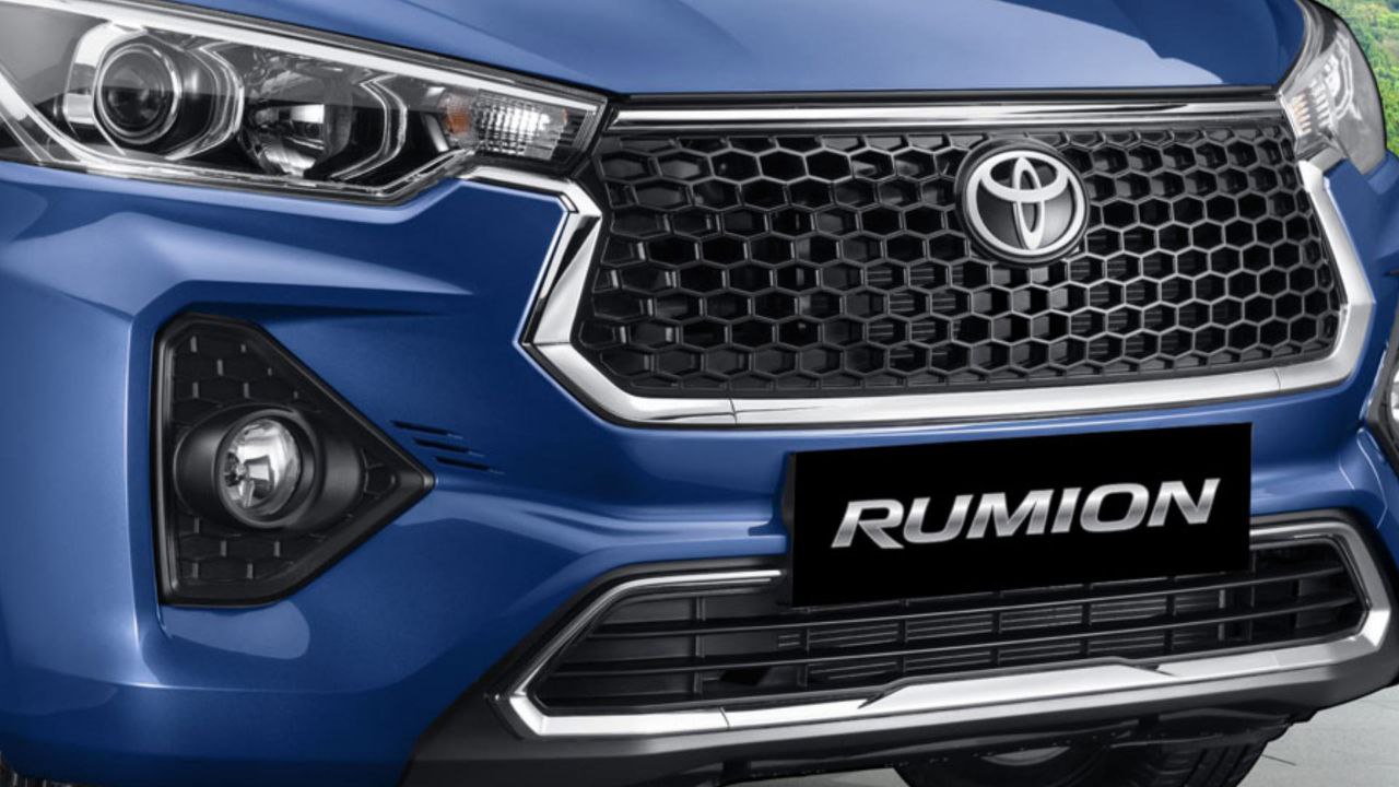 सड़क में दमदार और लग्जरी किंग Toyota Rumion 2025 देख भूल जाएगें हर कार का नाम