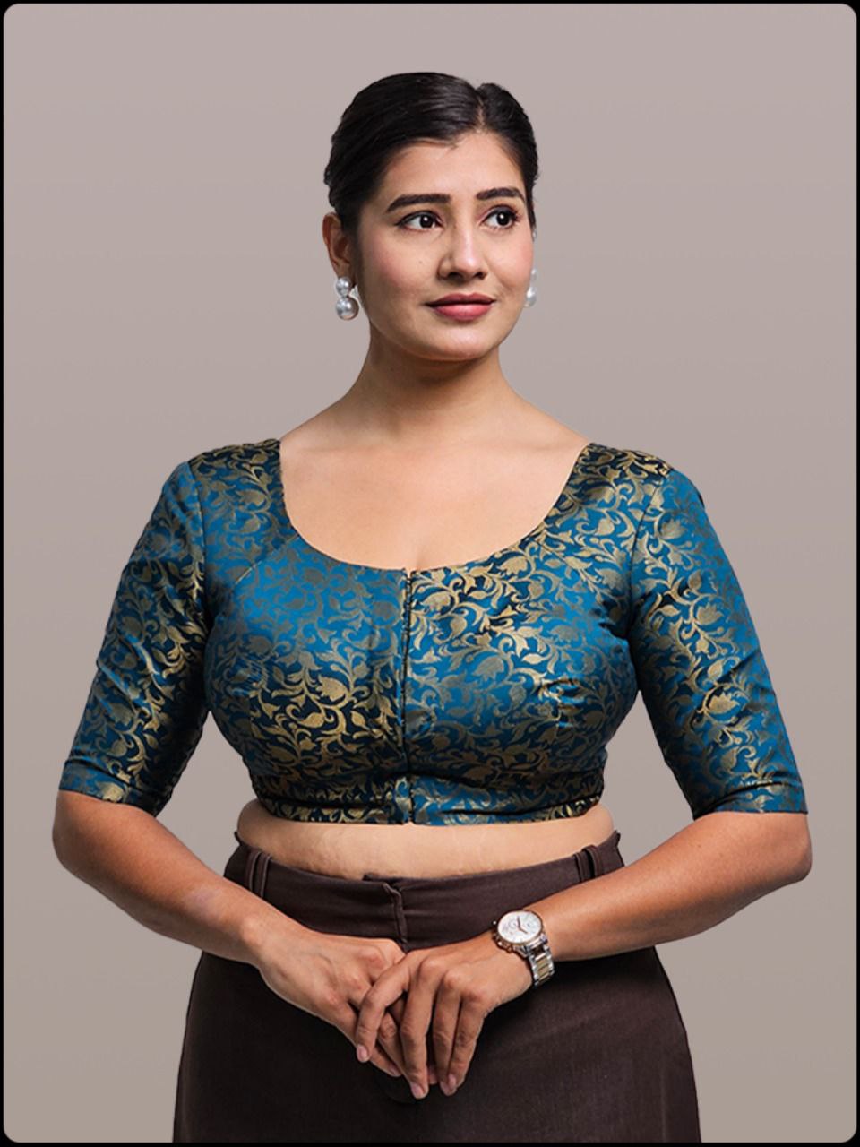 साड़ी को स्टाइलिश टच देने वाले 5 लेटेस्ट सावन 2025 Special Designer Blouse