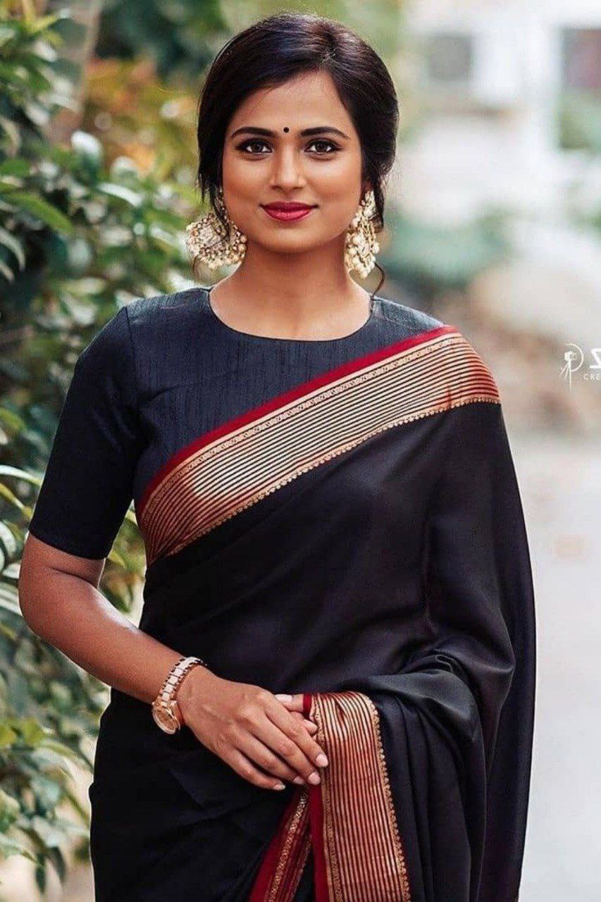 साड़ी को स्टाइलिश टच देने वाले 5 लेटेस्ट सावन 2025 Special Designer Blouse