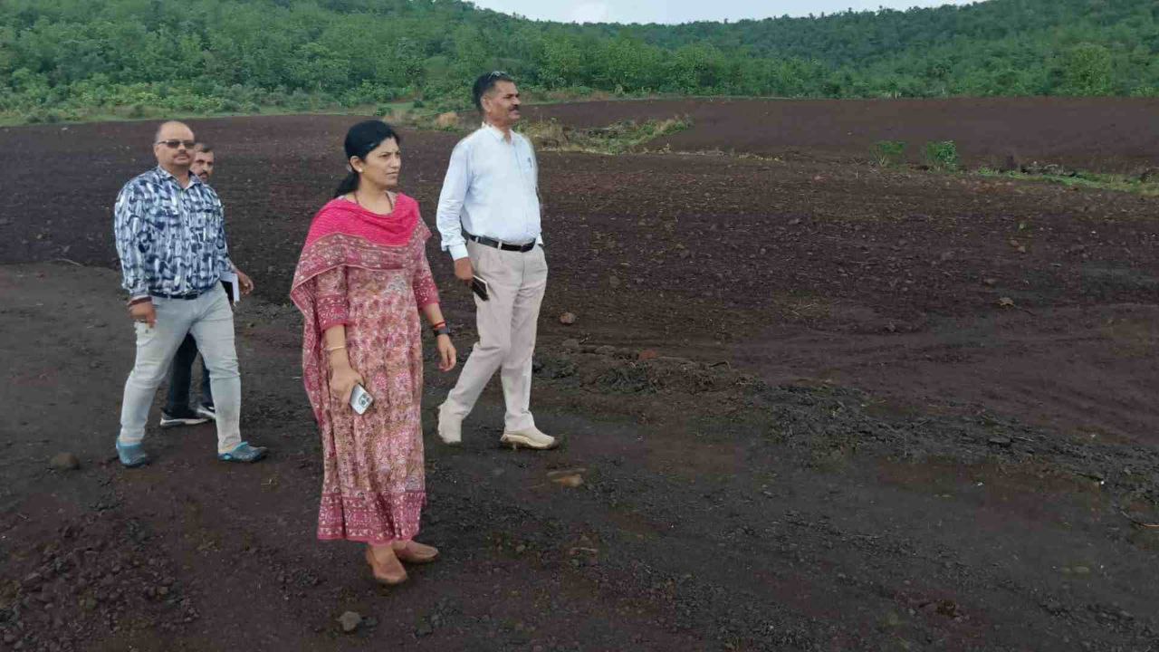 Zila Panchayat Bhopal CEO इला तिवारी ने किया बैरसिया की पंचायतों का निरीक्षण जैविक खेती के विषय पर महिलाओं से की चर्चा
