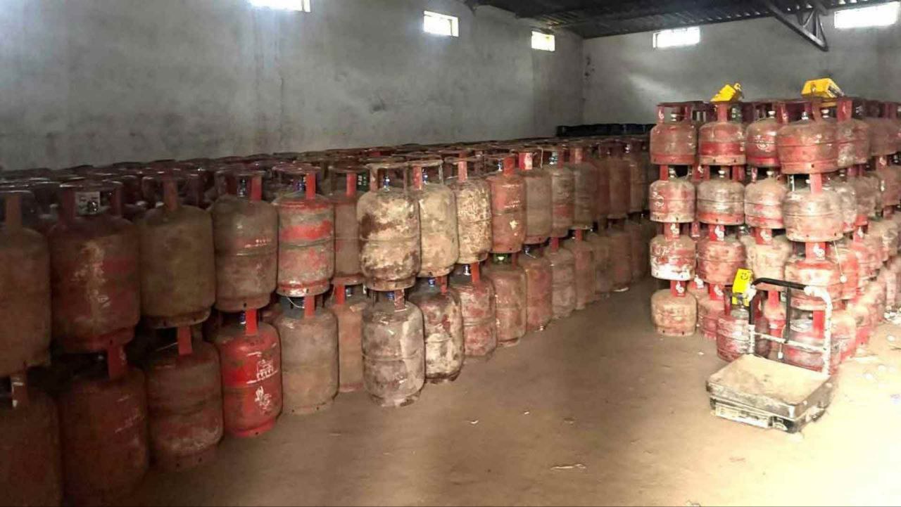 HP Gas Agency से 1750 गैस सिलेंडर किए गए जब्त