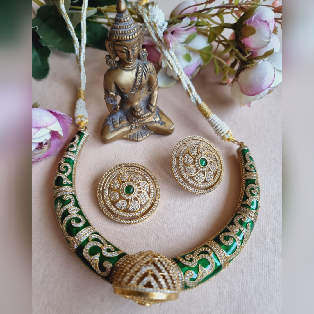 Traditional Golden Hasli Necklace Design: किसी भी खास इवेंट के लिए परफेक्ट है यह अनोखा गोल्डन हसुली नेकलेस डिजाइन