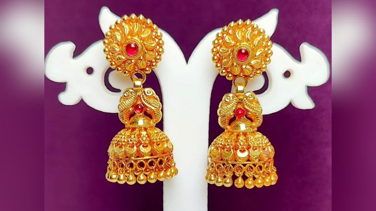 गोल्ड टेंपल झुमका न्यू कलेक्शन पर करें ट्राई स्टाइलिश टच के साथ दे कंप्लीट लुक।