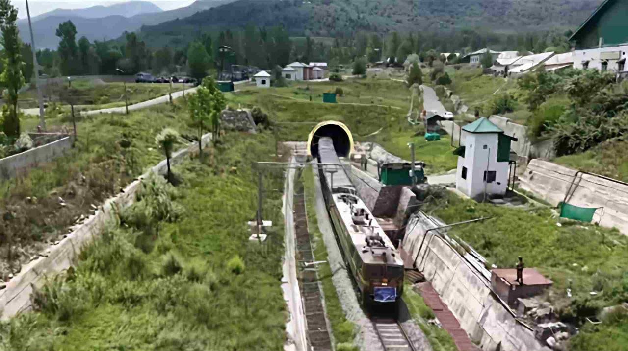 कश्मीर घाटी में पहली मालगाड़ी सीमेंट लेकर अनंतनाग गुड्स शेड पहुँची