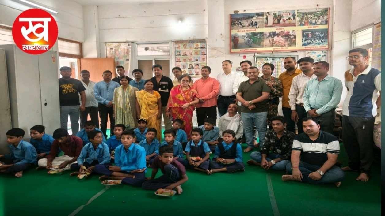 दिव्यांग छात्रों के बीच मनाया गया बाल कल्याण समिति सदस्य राजा तिवारी का जन्मदिन
