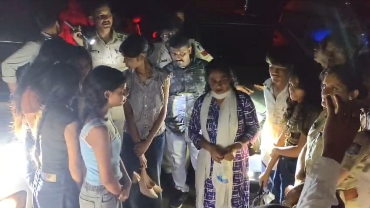 आपचंद गुफा में फंसे 9 युवक -युवती SDERF ने किया रेस्क्यू